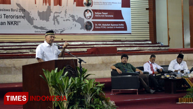 Mantan Napi Terorisme Sofyan Tsauri saat menjadi pembicara di Kuliah Umum Terorisme di Unej. (FOTO: Sofy/TIMES Indonesia)