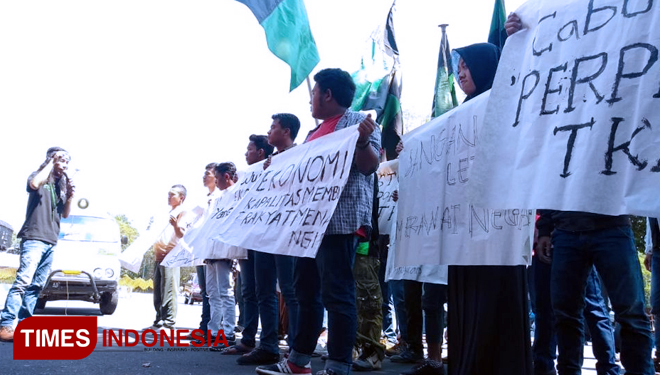Sejumlah mahasiswa yang tergabung dalam Himpunan Mahasiswa Islam Bondowoso melakukan aksi di sepan kantor DPRD (FOTO: Moh Bahri/TIMES Indonesia)