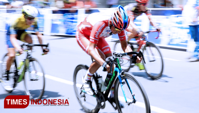 Para pebalap tengah berlomba menjadi yang tercepat pada International Tour de Banyuwangi Ijen 2017 (FOTO: Rizki Alfian/TIMESIndonesia)