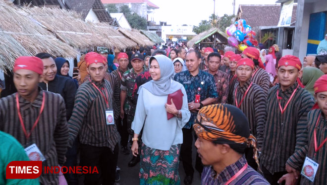 Dewanti didampingi putrinya Ganis Rumpoko saat menghadiri Festival Serabi Suro tahun 2018. (FOTO: Muhammad Dhani Rahman/TIMES Indonesia)