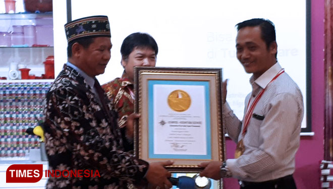 Ketua Umum dan Pendiri LEPRID, Paulus Pangka saat memberi cenderamata atas prestasi Iganatius Rahmat Santoso. (FOTO: Abdul Muis/TIMES Indonesia)