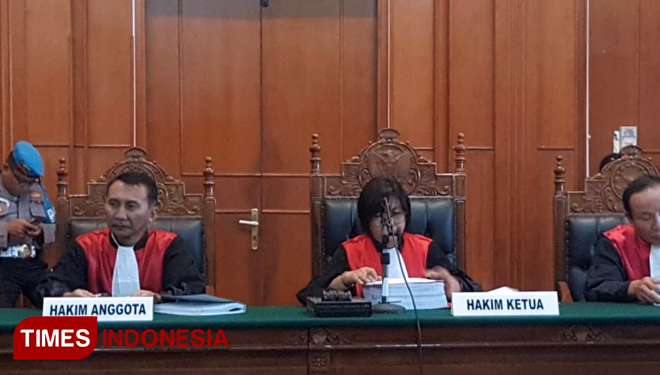 Suasana persidangan kasus pasar turi dengan terdakwa Henry Jocosity Gunawan, kamis 27/9/2018 (FOTO:Nasrullah/TIMESIndonesia)
