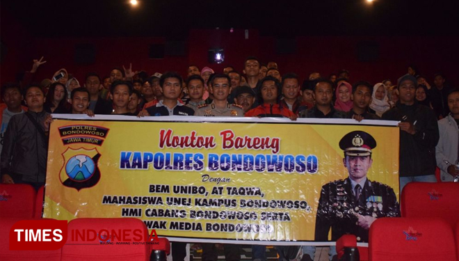 Kapolres Bondowoso AKBP Taufik Herdiansyah Zeinardi (tengah berseragam) usai ajak kaum milenial nonton bareng di NSC Ultima Bondowoso (FOTO: Humas Polres Bondowoso for TIMES Indonesia)