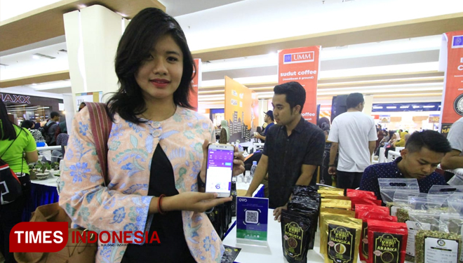 Pengunjung menggunakan aplikasi OVO untuk melakukan transaksi pembayaran di Malang Town Square Malang. (FOTO: Tria Adha/TIMES Indonesia)