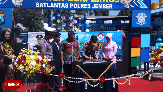 Kapolres Jember AKBP Kusworo Wibowo dan Ketua Bhayangkari Jember Cut Kusworo saat meresmikan Taman Lalu Lintas. (FOTO: Sofy/TIMES Indonesia)