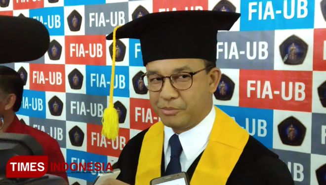 Gubernur Jakarta, Anies Baswedan menjadi penguji Pius Lustrilanang di UB. (FOTO: Imadudin M/TIMES Indonesia/