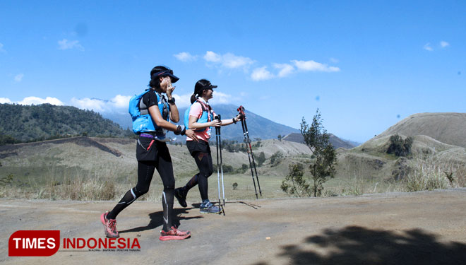 Peserta Ijen Trail Running 2018 sedang melintas di salah satu wisata unggulan Bondowoso, Kawah Wurung atau Bukit Teletubbies (FOTO: Moh Bahri/TIMES Indonesia)