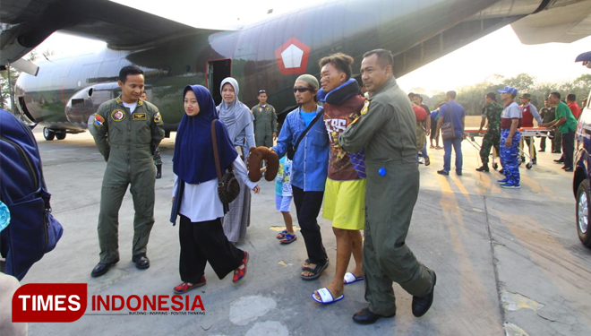 Kepulangan atlet paralayang fasi Jawa Timur yang menjadi korban gempa di Palu tiba di Pangkalan Lanud Abdulrahman Saleh. Minggu, 30/9/2018. (FOTO: Tria adha/TIMES Indonesia)