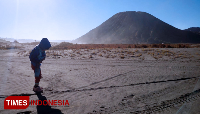 Pengunjung yang sedang Bermain di Laut Pasir atau nama lainnya Pasir Berbisik. (FOTO: Dhina/TIMES Indonesia)