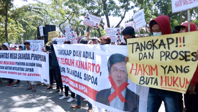 Aksi menuntut tee Teguh Kinarto diadili di depan Pengadilan Negeri Surabaya. (FOTO: Istimewa)