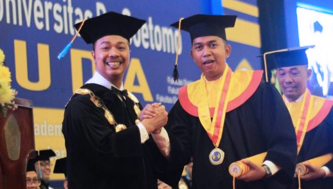 Bachrul Amiq memberi selamat kepada mahasiswa yang berhasil menyelesaikan studi di Unitomo, salah satunya adalah Ega Prayudi, anak komedian Tukul Arwana, Sabtu (29/9/2018). (FOTO: Istimewa)