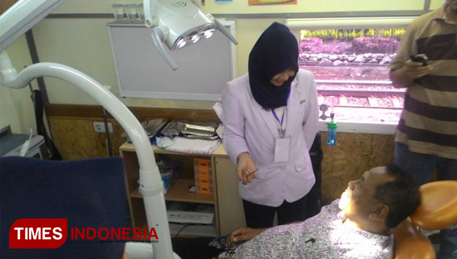Pelayanan rail klinik di Stasiun Kali Setail, Sempu, Banyuwangi, tahun lalu. (FOTO: Erwin Wahyudi / TIMES Indonesia)