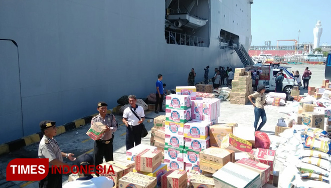 Bantuan masyarakat Bali yang disalurkan lewat Kapal Rumah Sakit KRI dr. Soerharso-990, di Pelabuhan Benoa, Bali. Selasa (2/10/2018). (FOTO: Khadafi/TIMES Indonesia).