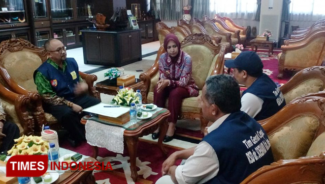 Bupari Jember dr Faida memberikan pengarahan kepada para dokter dan perawat sebelum berangkat ke Makassar di Pendapa Pemkab Jember, Selasa (2/9/2018). (FOTO: Dody Bayu Prasetyo/TIMES Indonesia)