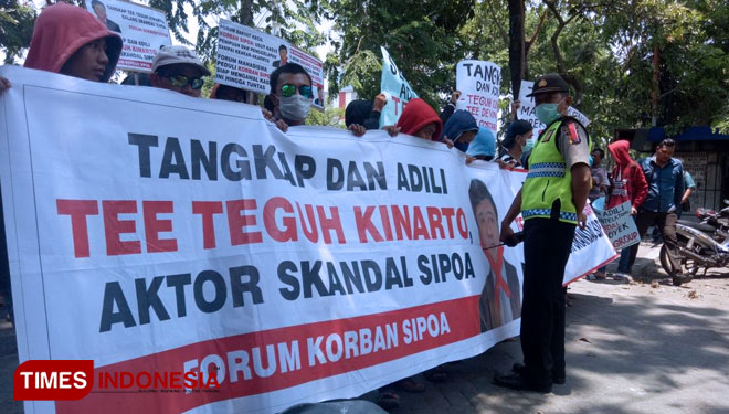 Massa aksi ketika melakukan aksi di depan Pengadilan Negeri Surabaya,selasa2/10/2018(FOTO: Nasrullah/TIMES Indonesia)