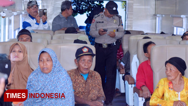 Warga saat menunggu antrian pemeriksaan kesehatan di Rail Klinik. (FOTO: Erwin Wahyudi/TIMES Indonesia)