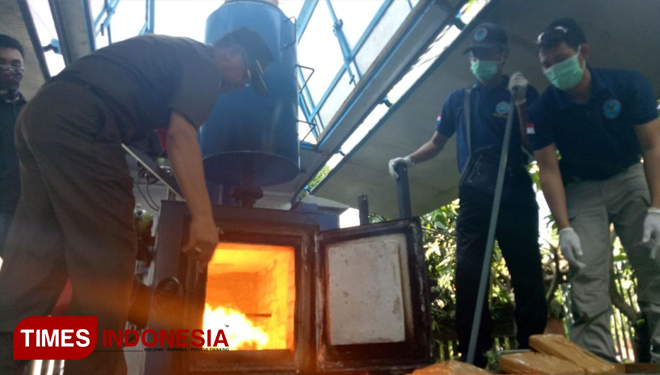 BNNP Bali saat memusnakan barang bukti narkoba. Rabu (3/10/2018). (FOTO Khadafi/TIMES Indonesia)