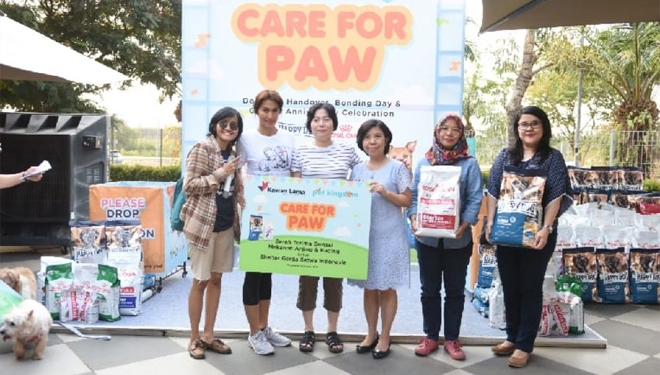 Penyerahan donasi dari manajemen PET KINGDOM, Meutia Kumala Managing Director (ketiga dari kiri) kepada Davina Veronica Chief Executive Officer Garda Satwa Indonesia (kedua dari kiri)