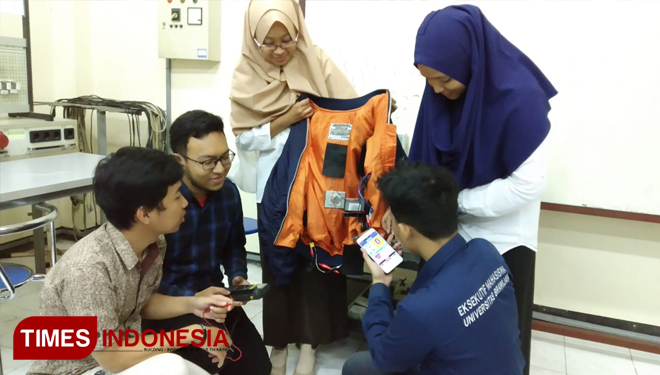 Mahasiswa UB melakukan pengecekan jaket J-Roid. (FOTO: Imadudin Muhammad/TIMES Indonesia)