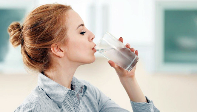 ILUSTRASI - Minum Air Dingin. (FOTO: Ladies.id)
