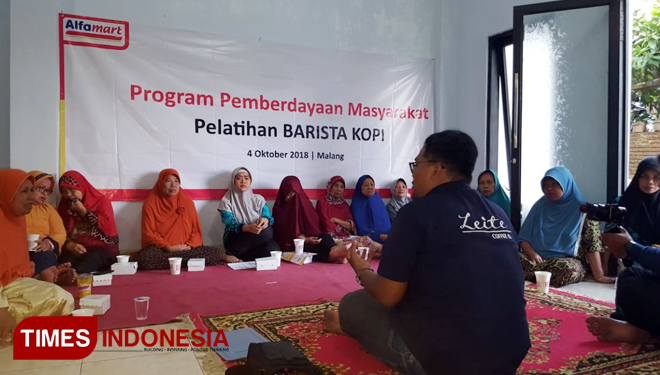 Pelatihan Barista yang digelar Alfamart bersama Leite Coffee, untuk warga warga Jatimulyo, Kecamatan Lowokwaru, Kota Malang, Jawa Timur, Kamis (4/10/2018) malam. (FOTO: Alfamart For TIMES Indonesia)