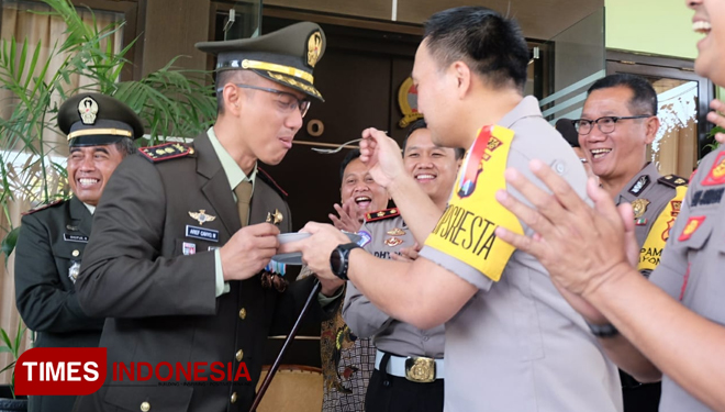 Wakapolresta Sidoarjo, AKBP Pasma Royce saat menyerahkan kue tar HUT TNI Ke 73 kepada Dandim 0816 Sidoarjo Letkol Kav Arief Cahyo Widodo S.I.P. (FOTO: Rudy Mulya/TIMES Indonesia)