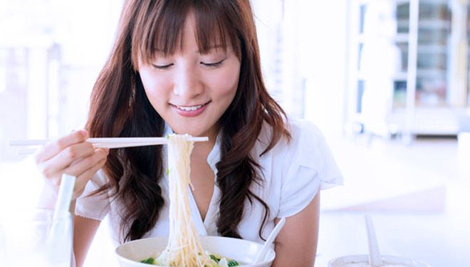 ILUSTARI - Makan Mie Instan. (FOTO: Vemale.com)