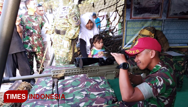 Sertu Sandi memperagakan penggunaan senjata sniper terbaru milik Yonif 501 Bajra Yudha. (FOTO: Y. Apridayani/TIMES Indonesia)