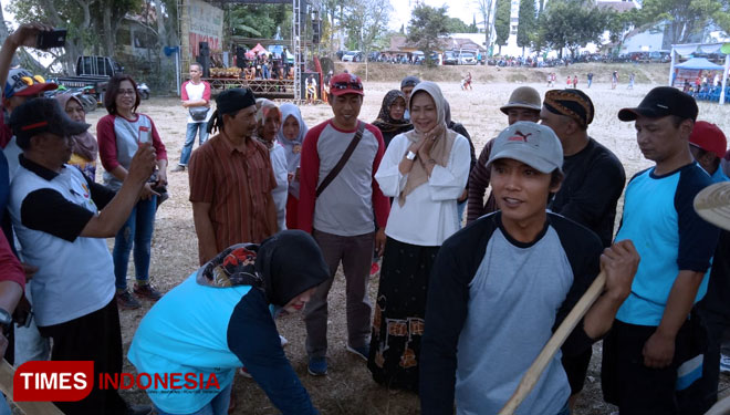 Wali Kota Batu, Dewanti Rumpoko mengikuti kegiatan jenang bareng di Desa Tulungrejo. (FOTO: Muhammad Dhani Rahman/TIMES Indonesia)