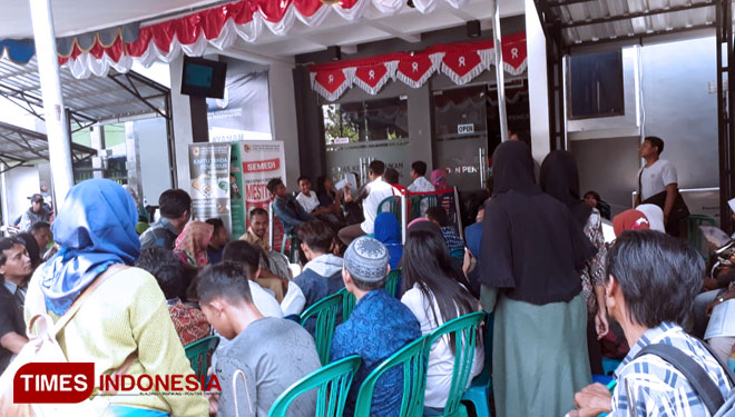 Suasana antrean di Kantor Dispendukcapil Kabupaten Jember. (FOTO: Sofy/TIMES Indonesia)