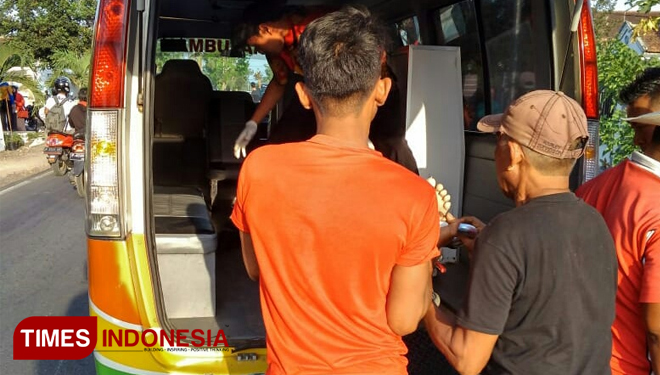 Korban saat dibawa ke mobil ambulance (FOTO; Rizki Alfian/TIMES Indonesia)