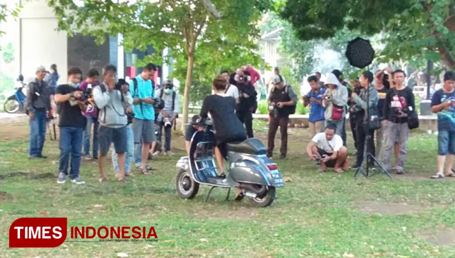 Suasana pemotretan komunitas fotografer Lombok di Taman Udayana Mataram, Nusa Tenggara Barat (NTB), Minggu (7/10/2018). (FOTO: Anugrah Dany/TIMES Indonesia)