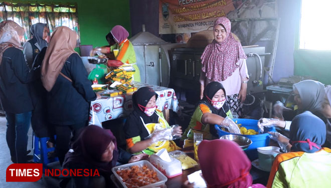 Proses produksi manisan mangga dan aneka olahan mangga oleh KUB Amanah (FOTO: Istimewa)