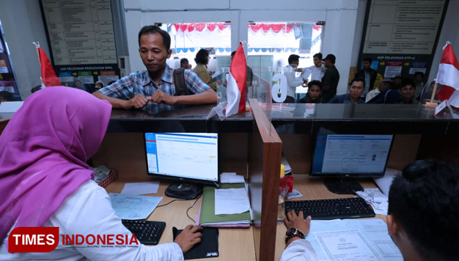 adminduk-di-Kantor.jpg