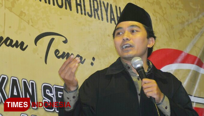 Gus Dhofir saat memberikan tausiyah kepada para undangan. (FOTO: Erwin Wahyudi / TIMES Indonesia) 