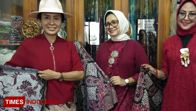 Anggota Kibas memamerkan batik Sendang Duwur saat berkunjung ke Lamongan, (FOTO: Disperindag Lamongan fot TIMES Indonesia)