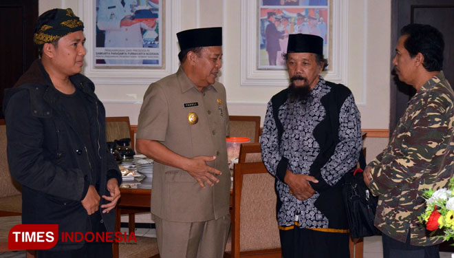 Dosen di Fakultas Ilmu Budaya Universitas Brawijaya Malang, Agus Sunyoto bersama Bupati Lamongan Fadeli, Senin, (8/10/2018). (FOTO: Humas dan Protokoler Pemkab Lamongan for TIMES Indonesia)