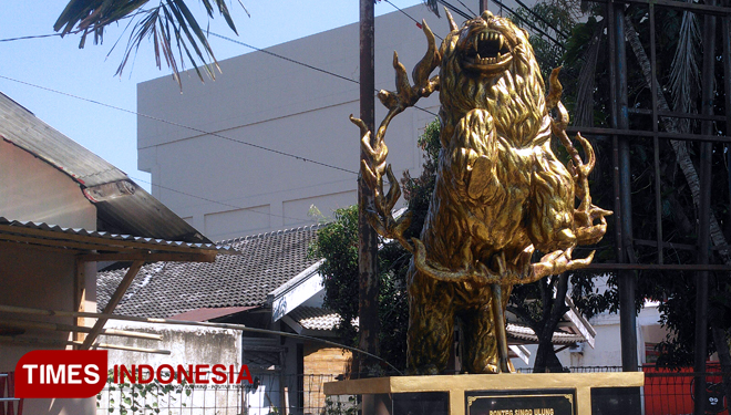 Patung Singo Ulung seni tradisional berdiri gagah yang mngisagkan ceriga rakyat, di Perempatan hotel palem, tepatnya di Jalan A Yani Bondowoso (FOTO: Moh Bahri/TIMES Indonesia)