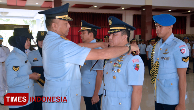 Pangkoopsau II Marsekal Muda TNI Fadjar Prasetyo, menyematkan pangkat baru  Kolonel Pnb Widyargo Ikoputra, saat sertijab di gedung Suryadarma Makoopsau II Makasar. (FOTO: Penlaud Iswahjudi for TIMES Indonesia)