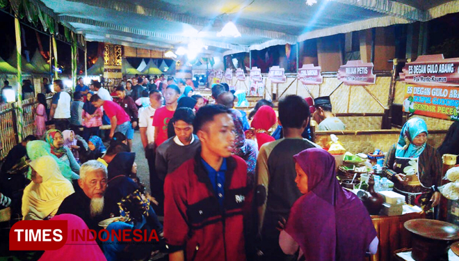 The situation in Magetan traditional food festival at Pasar Rakyat. (PHOTO: MK Adinugroho/TIMES Indonesia)