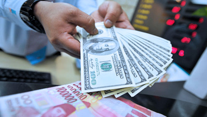 ILUSTRASI - Mata uang rupiah dan Dolar. (FOTO: Istimewa)