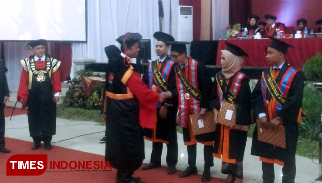 Wisuda Ke-2, UISI Komitmen Cetak Lulusan Unggul - TIMES Indonesia