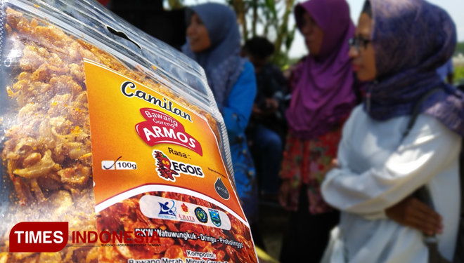 Olahan bawang egois, camilan berbahan dasar bawang merah asal Desa Watuwungkuk, Kabupaten Probolinggo. (FOTO: Happy L. Tuansyah/TIMES Indonesia)