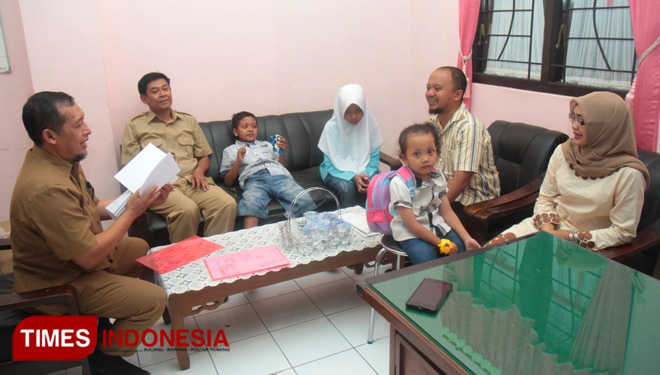 Petugas dari Disdikpora Kota Probolinggo mengantar langsung Fika sekeluarga ke sekolah yang dipilih. (FOTO: Humas Pemkot for TIMES Indonesia)