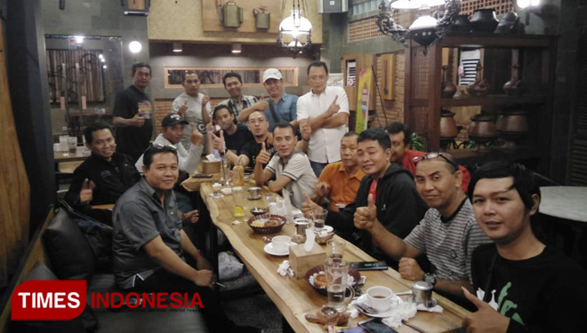 Sonny  T. Danaparamita rapat persiapan bersama seluruh pengurus Sego Anget di kafe Osing Dele (FOTO: Sonny for TIMES Indonesia) 