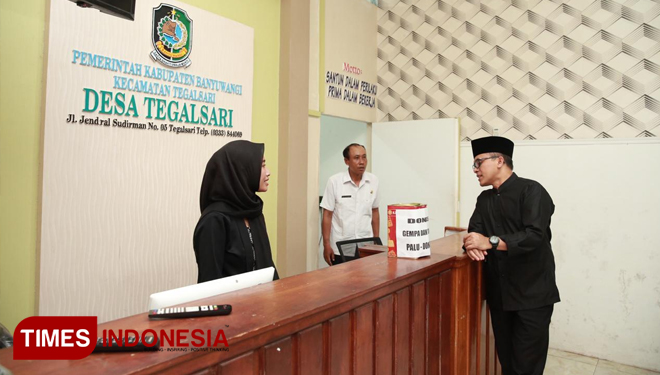 Bupati Banyuwangi Abdullah Azwar Anas saat meninjau ruang pelayanan publik di Desa Tegalsari (Foto : Rizki Alfian/TIMESIndonesia)