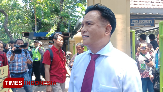 Pakar Hukum Tata Negara, Yusril Ihza Mahendra saat ditemui di depan Pengadilan Negeri Surabaya. (FOTO: Nasrullah/TIMESIndonesia)