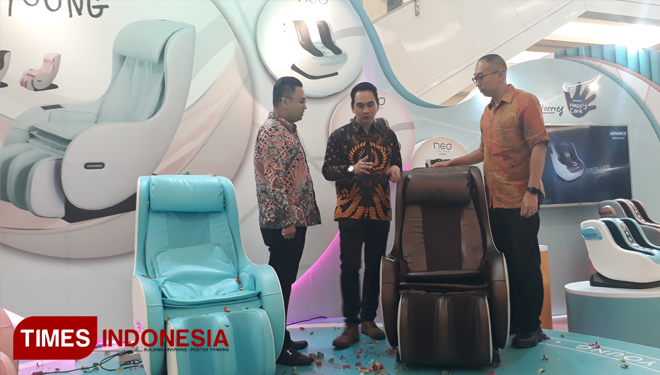 Sales & Marketing Director ADVANCE, Hendra saat launching Advance I - Chiro Young2 dan Neo Foot Mate di AEON Mall BSD City, Tangerang (FOTO: Alfi Dimyati/TIMES Indonesia)