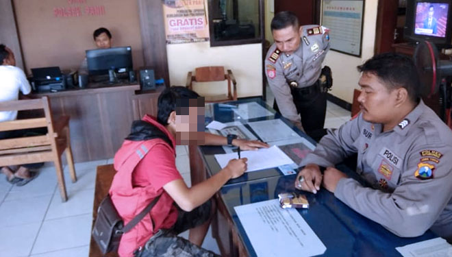 Pemilik Akun Arief Septyan Anugerah saat di Klarifikasi Polisi Terkait Status Miliknya (FOTO: Humas Polres Situbondo)