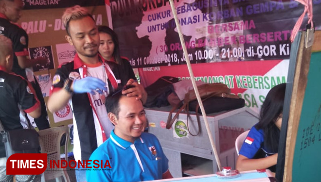Anggota Jatim Barber Community tengah mencukur warga Magetan di Pasar Rakyat. (FOTO: MK Adinugroho/TIMES Indonesia)